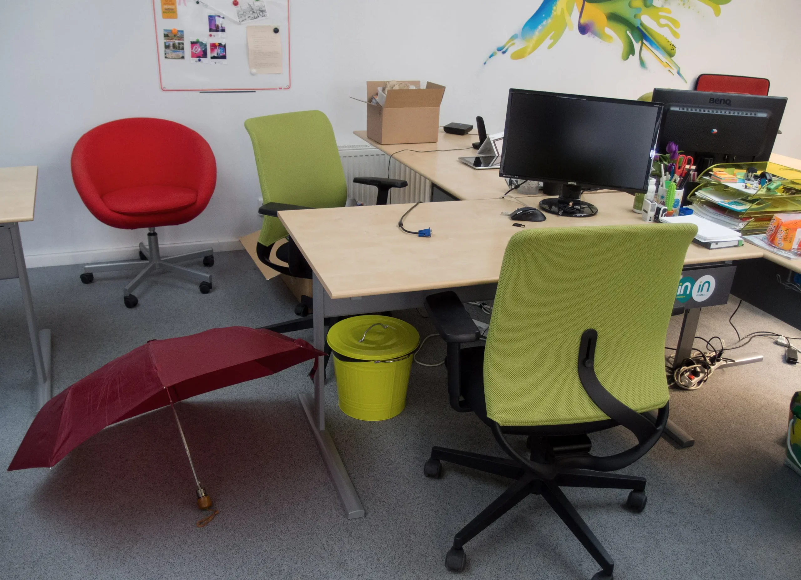 kancelář s barevnými židlemi