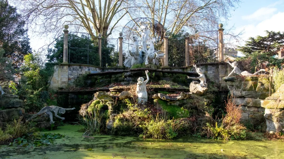 nahé sochy u rybníčku