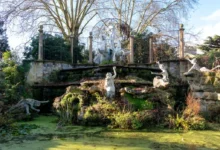 nahé sochy u rybníčku