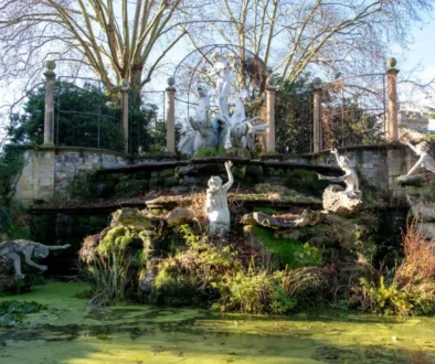 nahé sochy u rybníčku