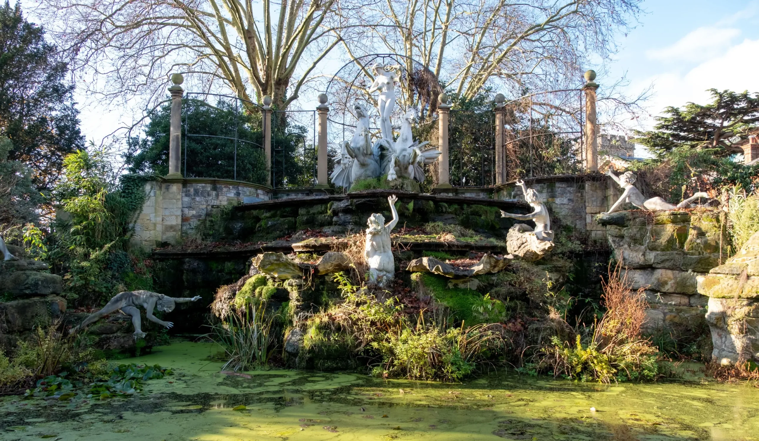 nahé sochy u rybníčku