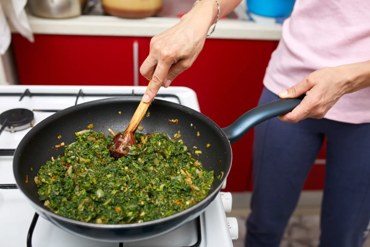 Žena vařící na pánvi.