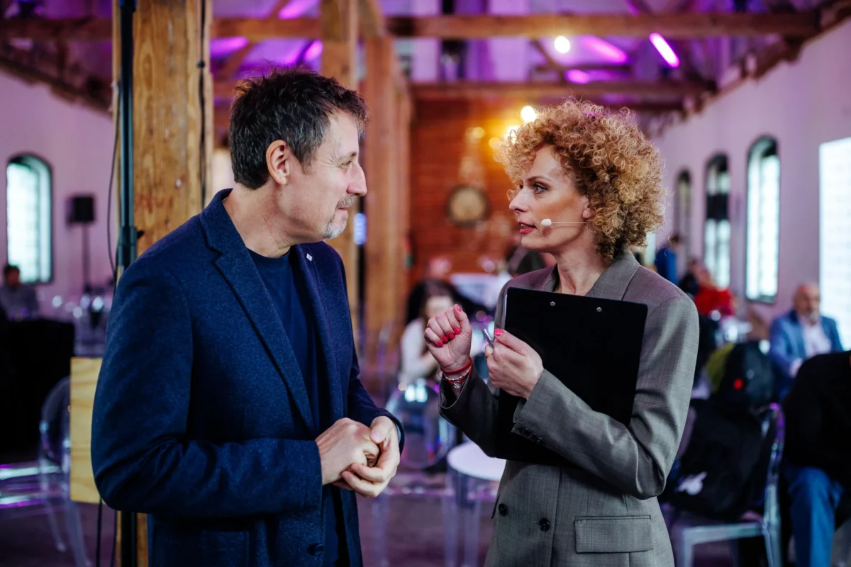 Žena si povídá s mužem.