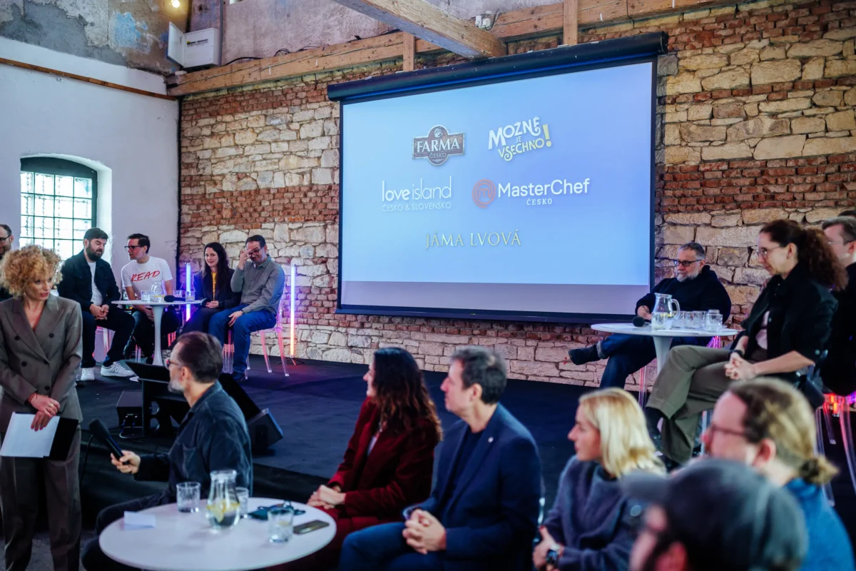 Lidé sedí na konferenci TV Nova.