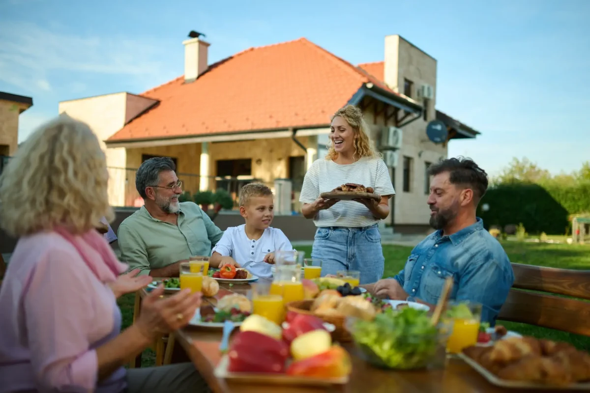 Posezení venku bez mrznutí už se blíží. Zdroj: Shutterstock