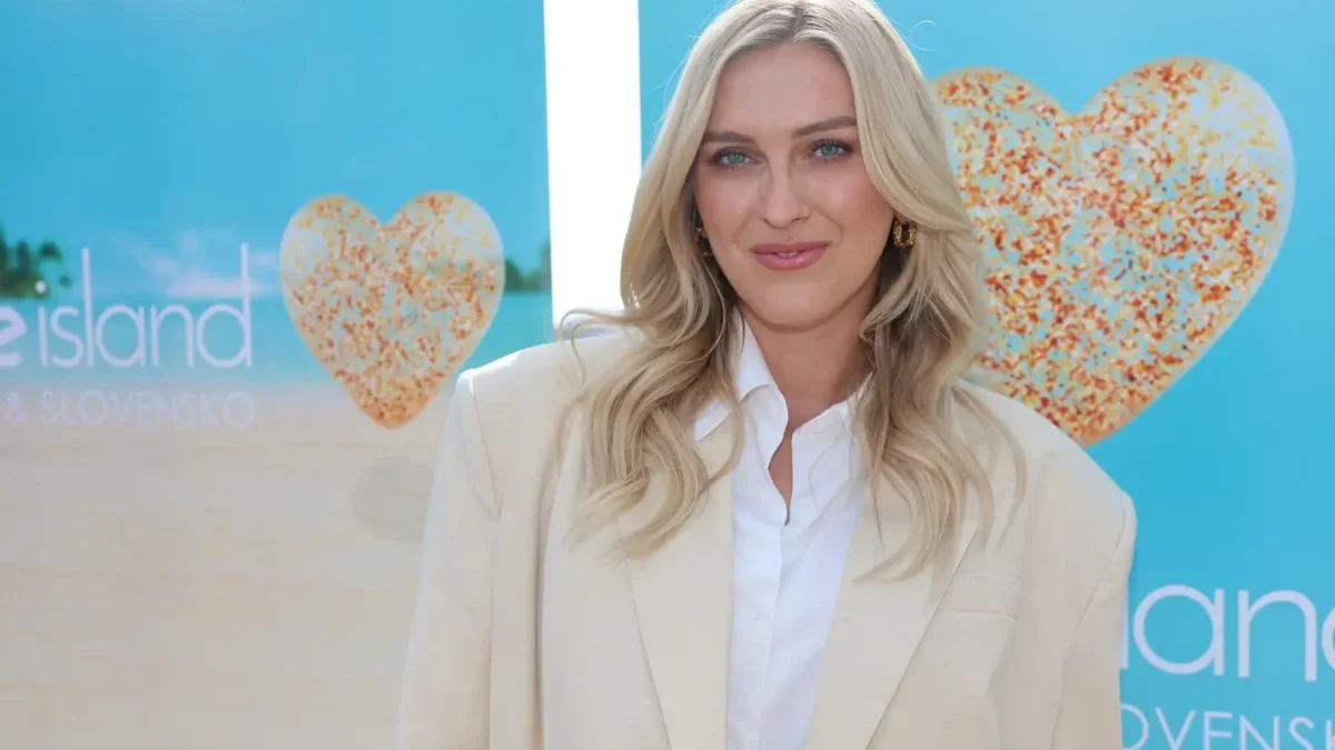 žena před plakátem