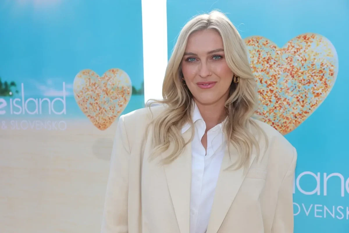 žena před plakátem