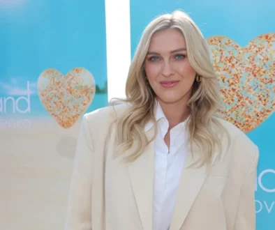 žena před plakátem