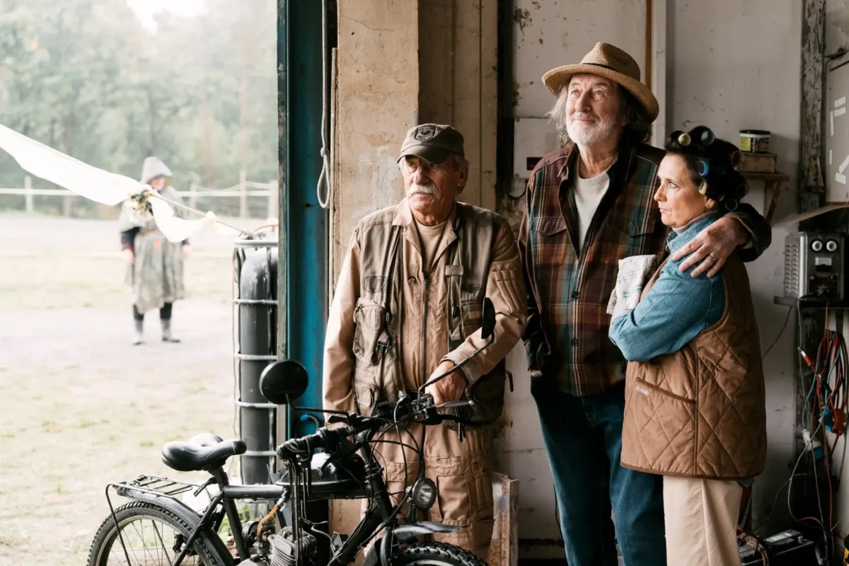 dva muži a žena s jízdním kolem v garáži