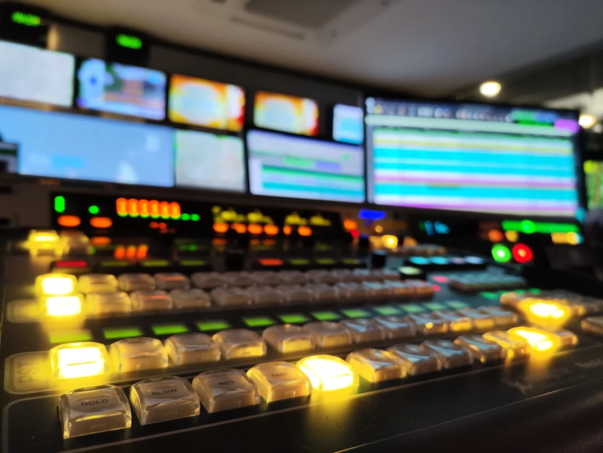 ovládací panel v televizním studiu