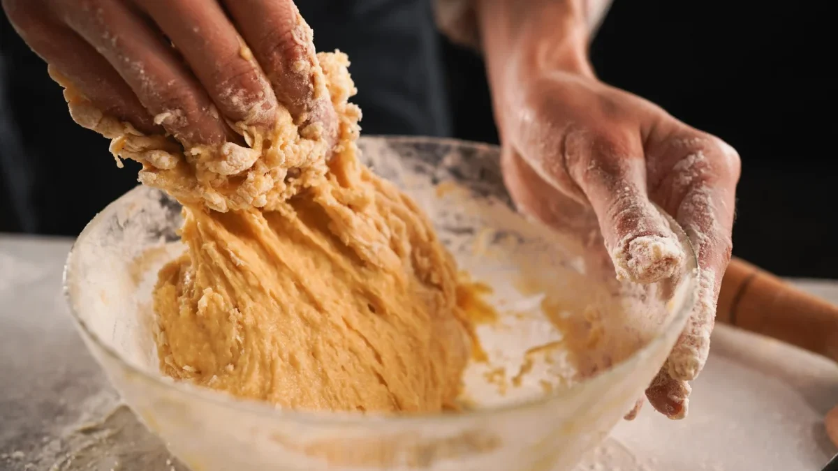 ruka zadělává těsto