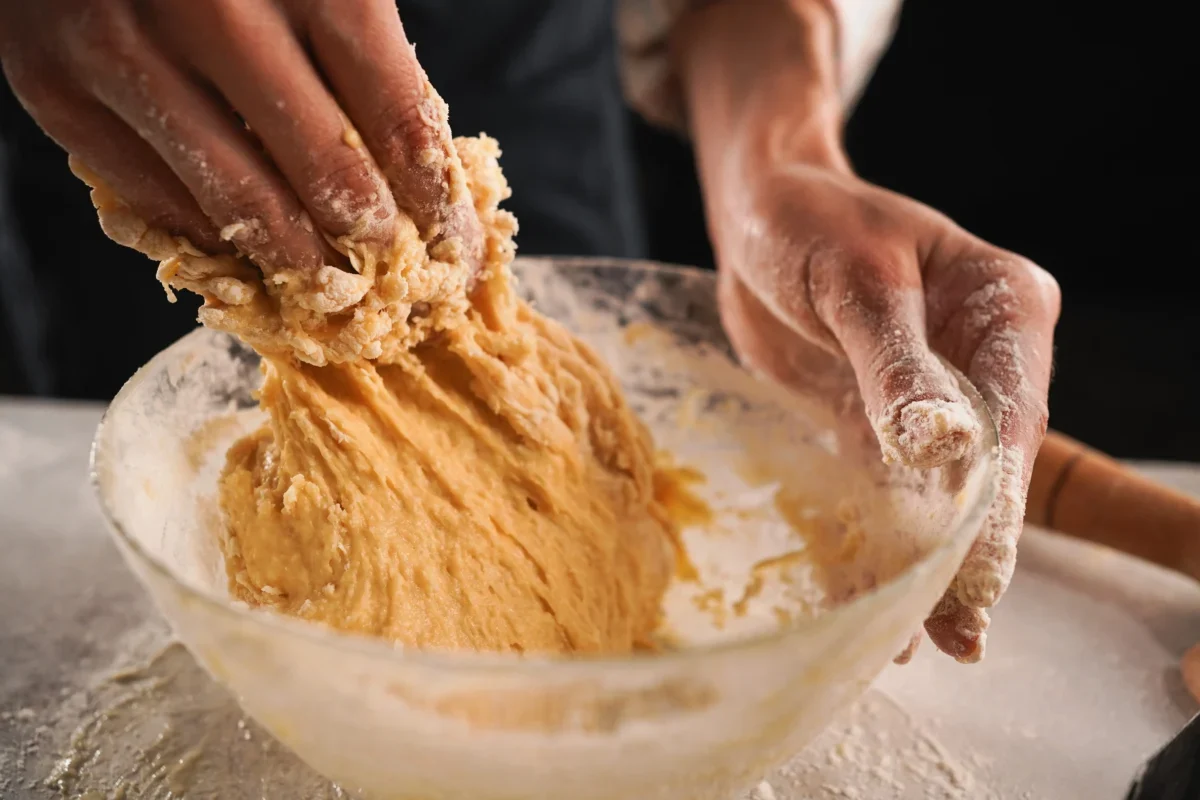 ruka zadělává těsto