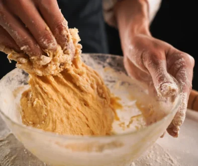 ruka zadělává těsto