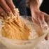 ruka zadělává těsto
