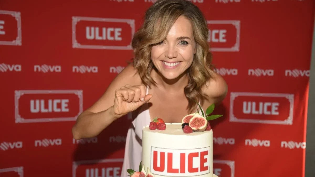 Lucie Vondráčková se sklání nad dortem.