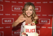 Lucie Vondráčková se sklání nad dortem.