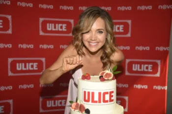 Lucie Vondráčková se sklání nad dortem.