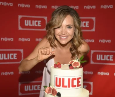 Lucie Vondráčková se sklání nad dortem.