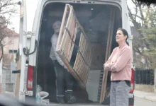 Ornella Koktová stojí u auta, ze kterého muž tahá rošt.