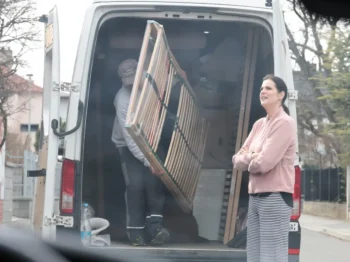 Ornella Koktová stojí u auta, ze kterého muž tahá rošt.