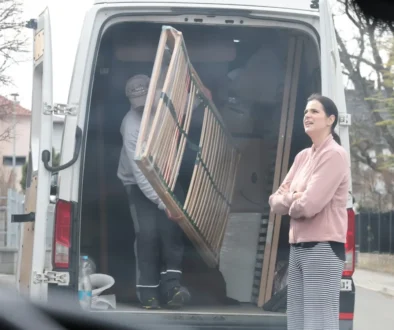 Ornella Koktová stojí u auta, ze kterého muž tahá rošt.