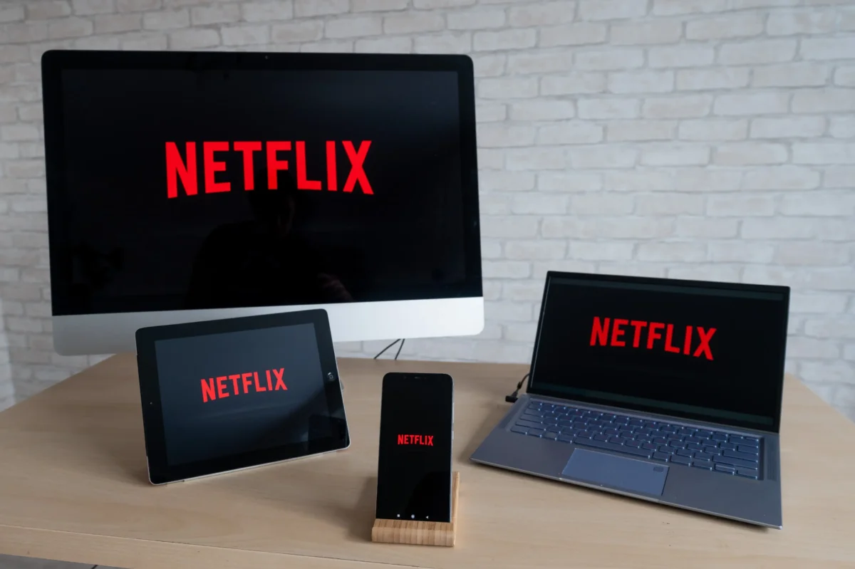 shutterstock_2157827249 1 | TVGURU.cz Na několika zařízeních je puštěný Netflix.