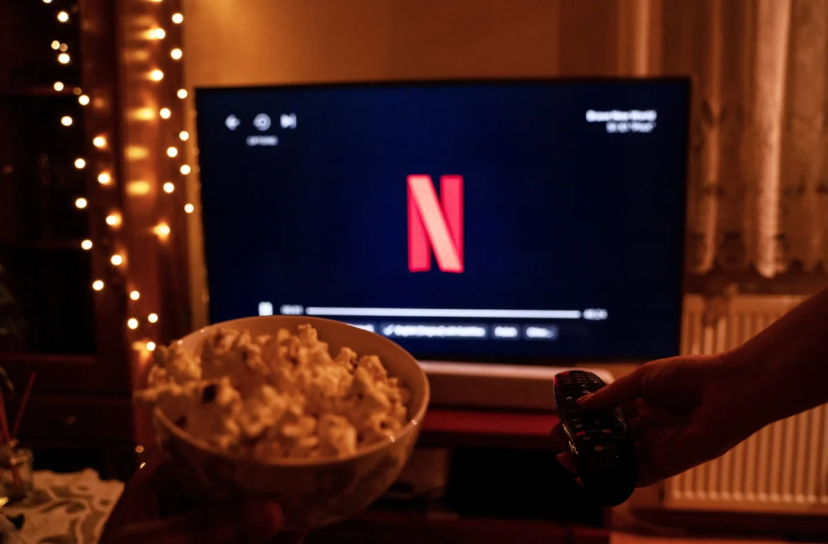 shutterstock_2534318105 1 | TVGURU.cz Popcorn stojí před televizí s Netflixem