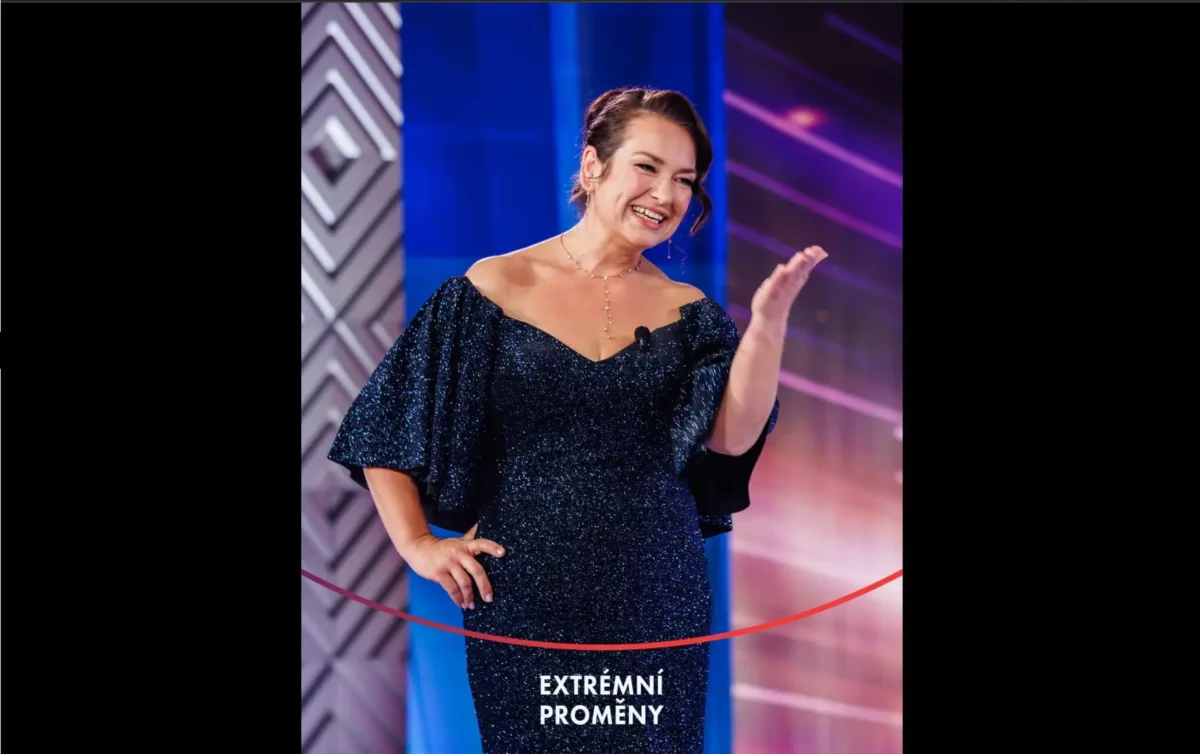 žena v lesklých šatech