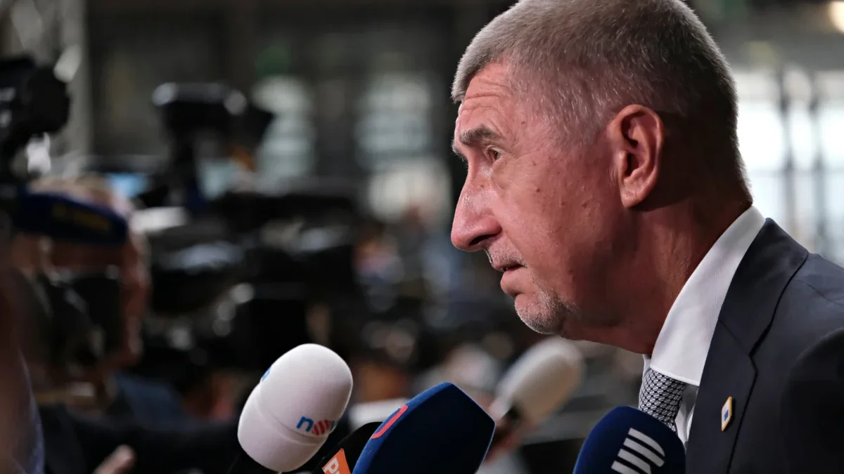 Andrej Babiš mluví do mikrofonu.