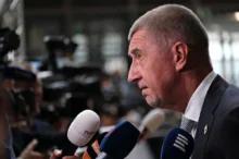 Andrej Babiš mluví do mikrofonu.