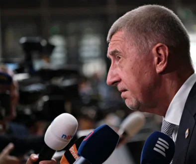 Andrej Babiš mluví do mikrofonu.