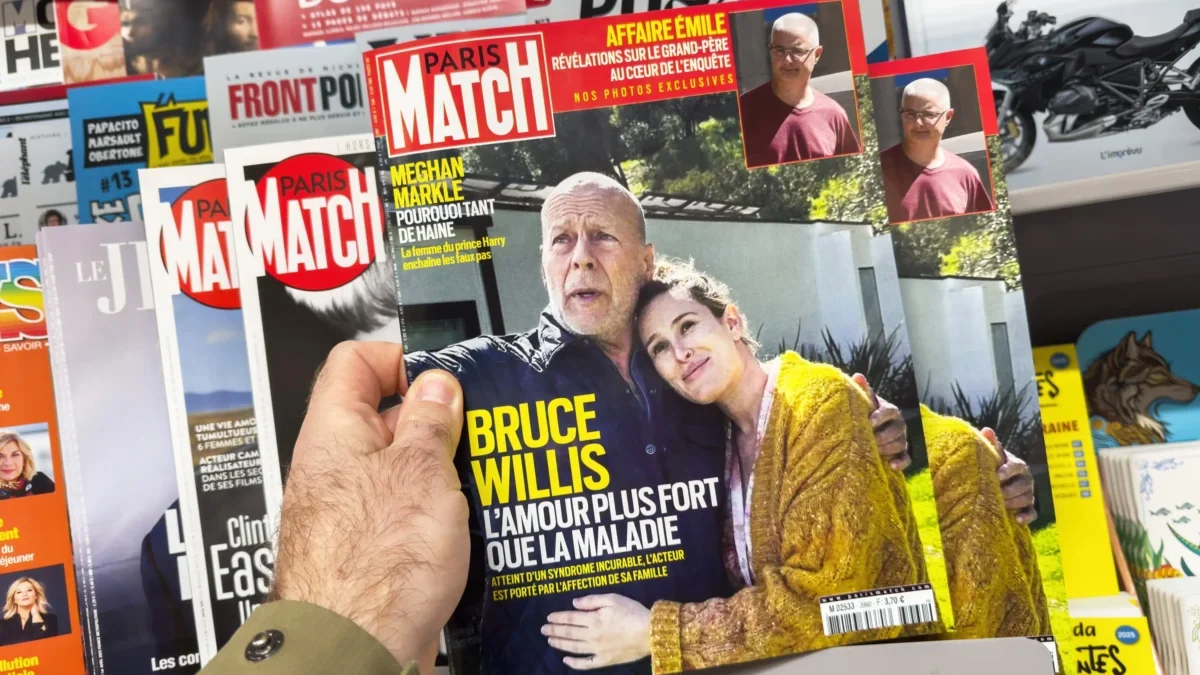 Časopis, na jehož titulní straně je Bruce Willis.