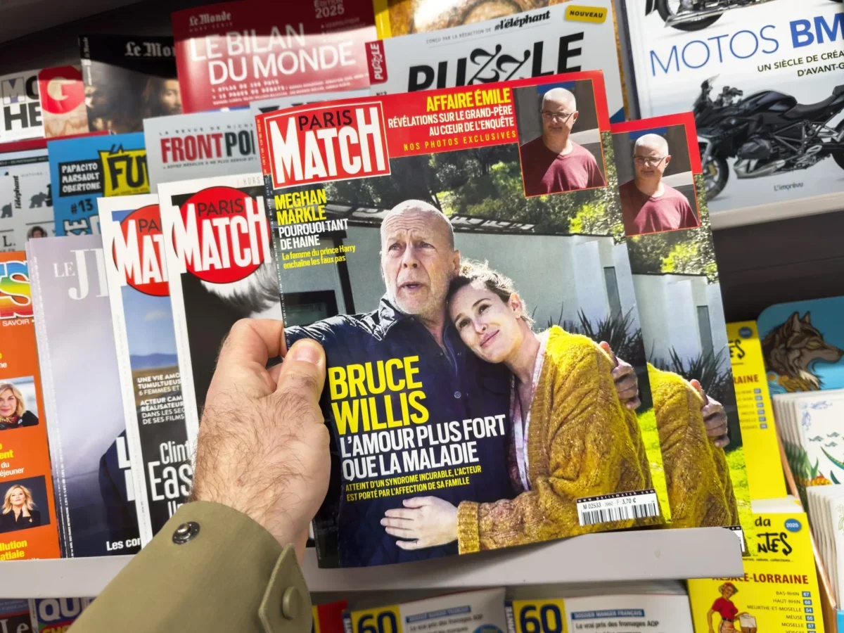 Časopis, na jehož titulní straně je Bruce Willis.