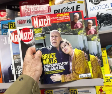 Časopis, na jehož titulní straně je Bruce Willis.