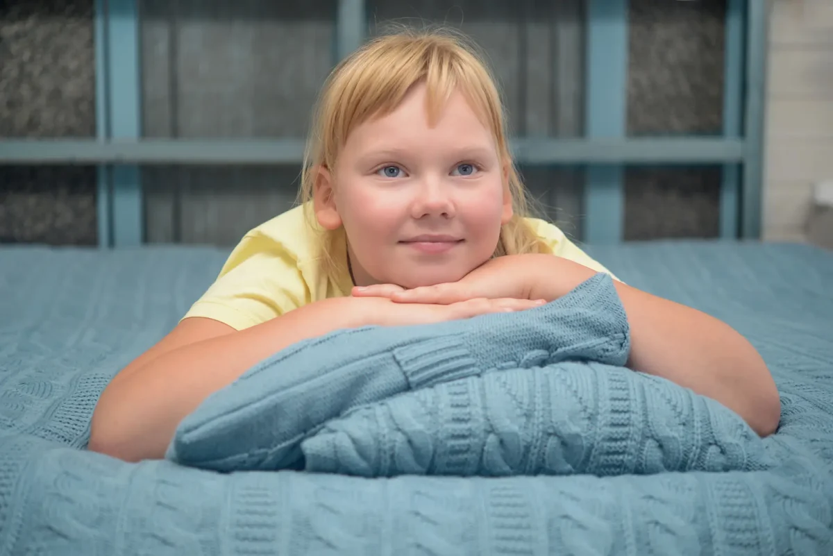 Shutterstock_1555583336 | TVGURU.cz děvče koukající na tv