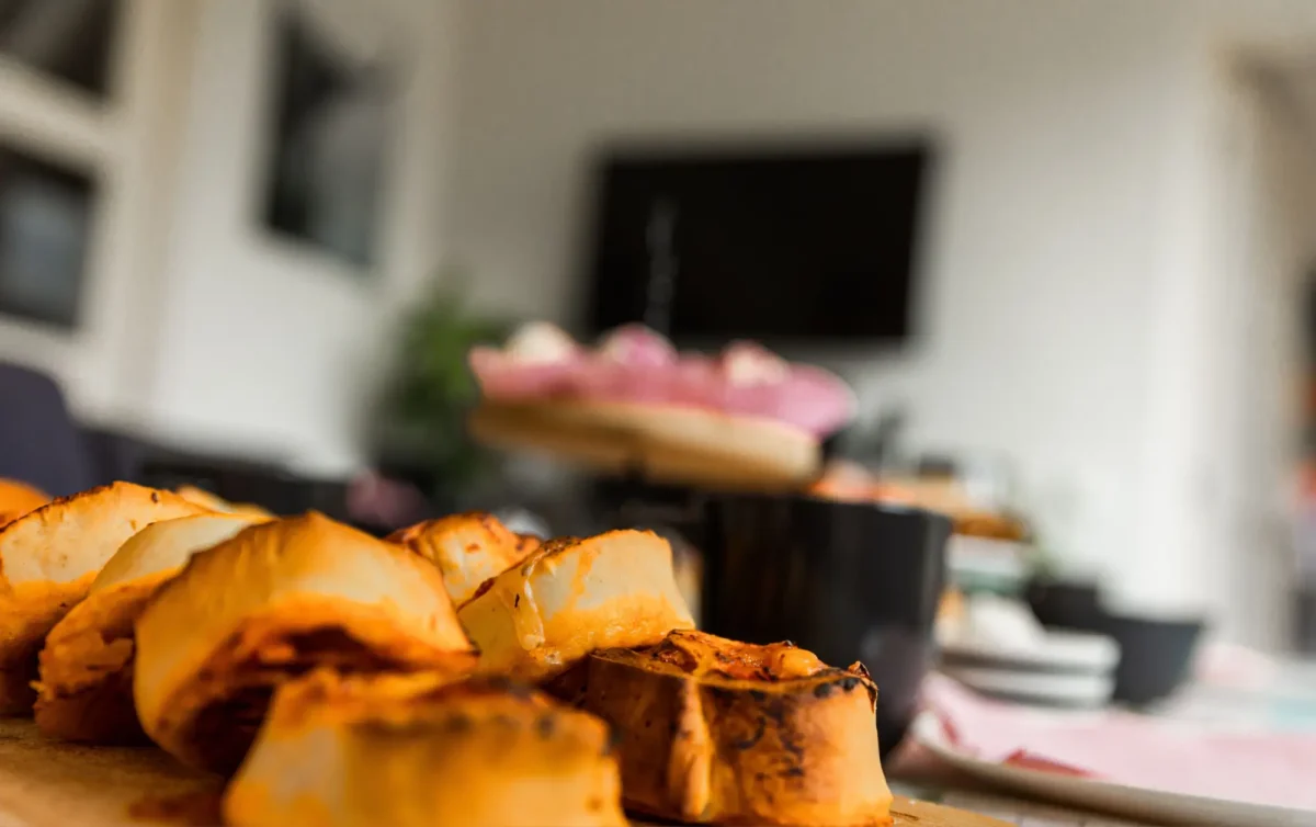 Shutterstock_2182833181 | TVGURU.cz občerstvení v obýváku