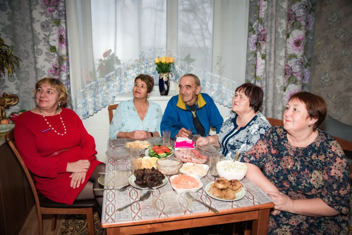 lidé sledující seriál