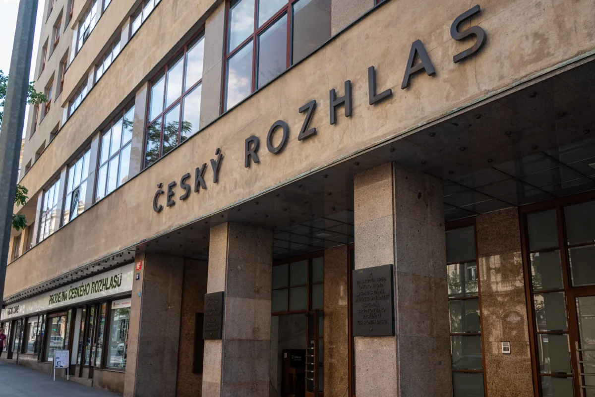 vstup do domu s nápisem Český rozhlas