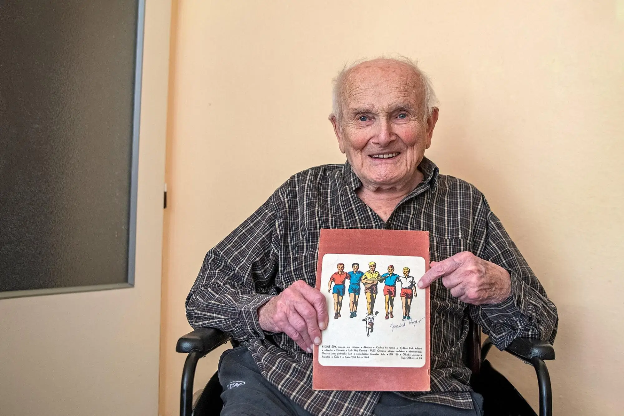 Jindra Hojer v Dubině s komiksovým sešitem Rychlé šípy