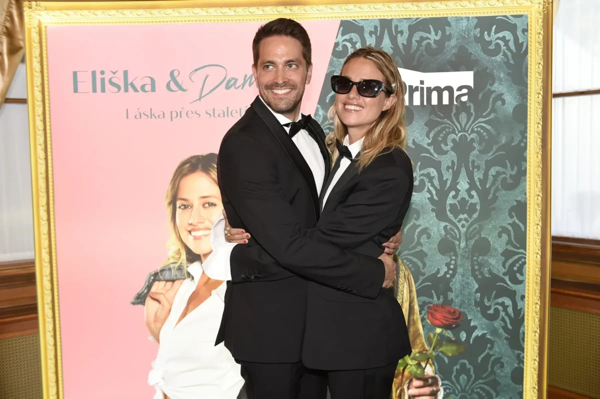 Emma Smetana objímá Roberta Urbana.