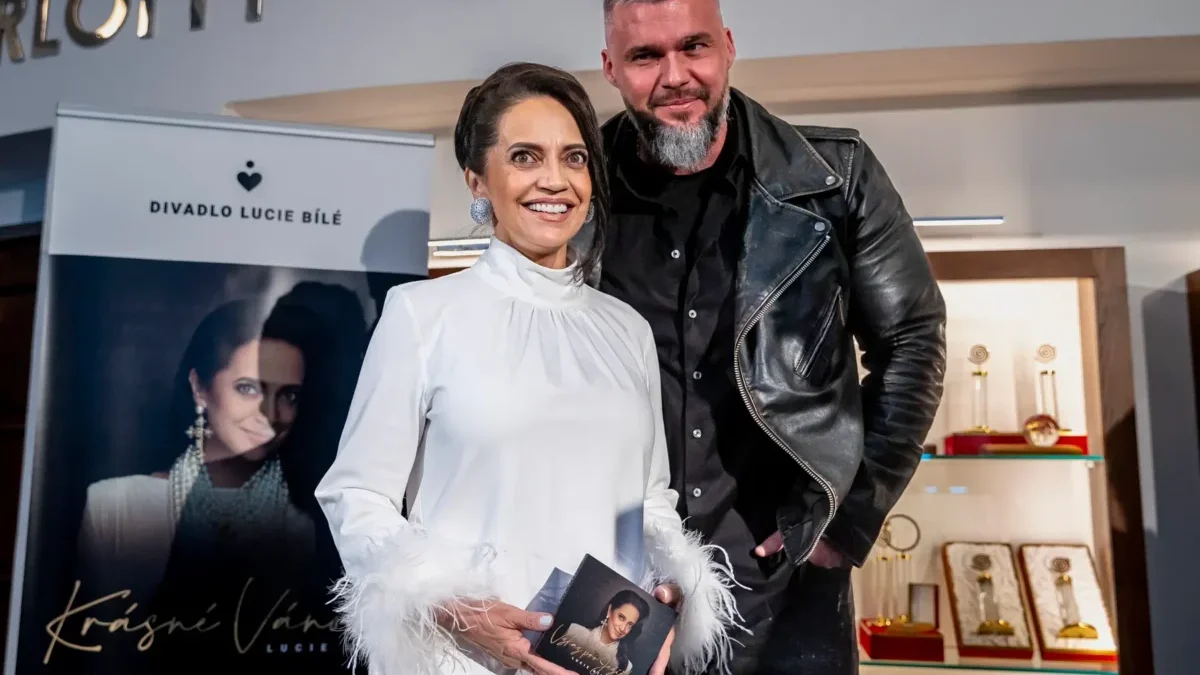Lucie Bílá stojí vedle manžele Radka.