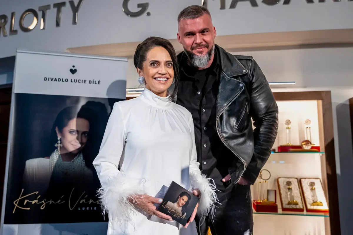 Lucie Bílá stojí vedle manžele Radka.