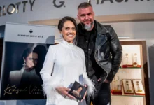 Lucie Bílá stojí vedle manžele Radka.