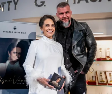 Lucie Bílá stojí vedle manžele Radka.