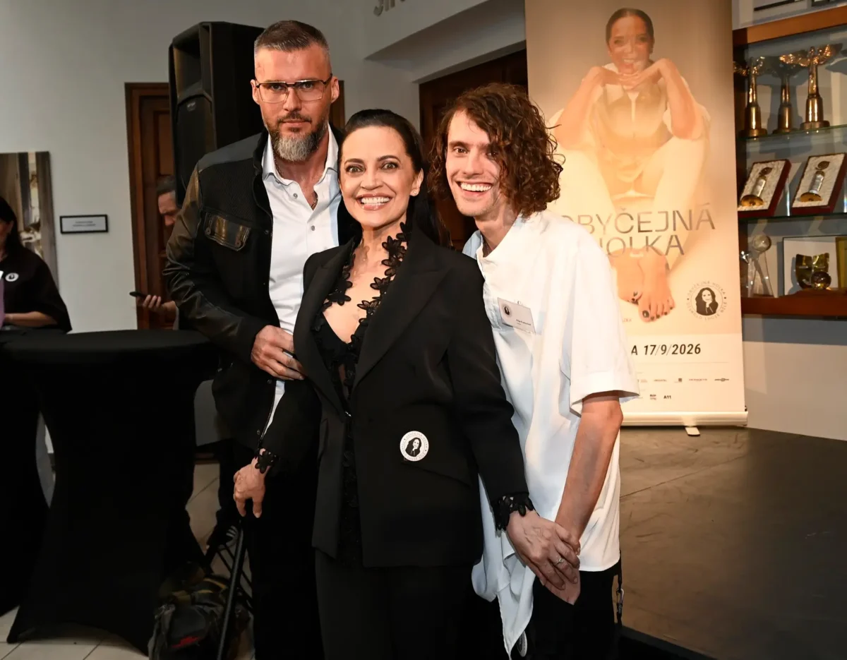 profimedia-1086280885 | TVGURU.cz Lucie Bílá stojí mezi manželem a synem.