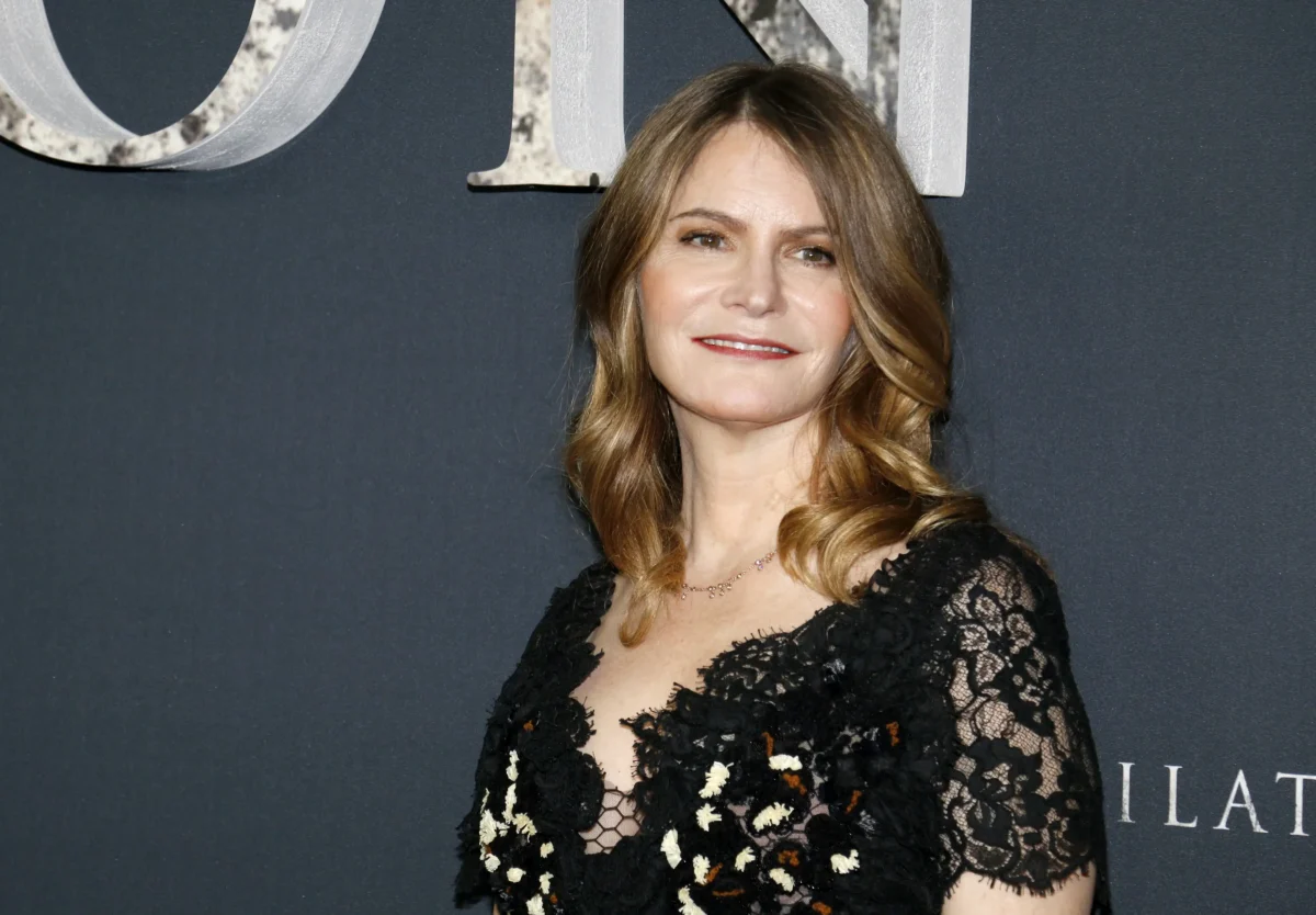 shutterstock_1026568717 | TVGURU.cz Jennifer Jason Leigh pózuje fotografům.