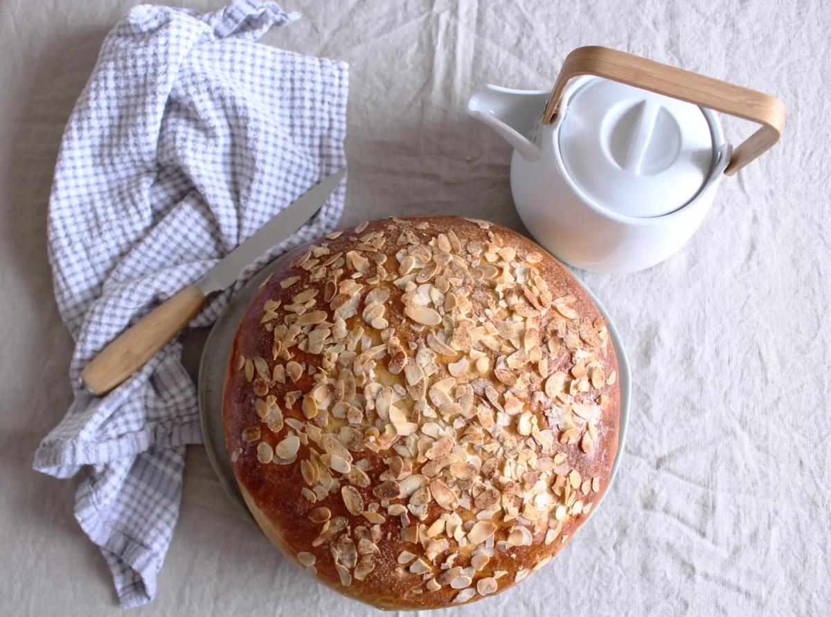 Na stole leží mazanec.