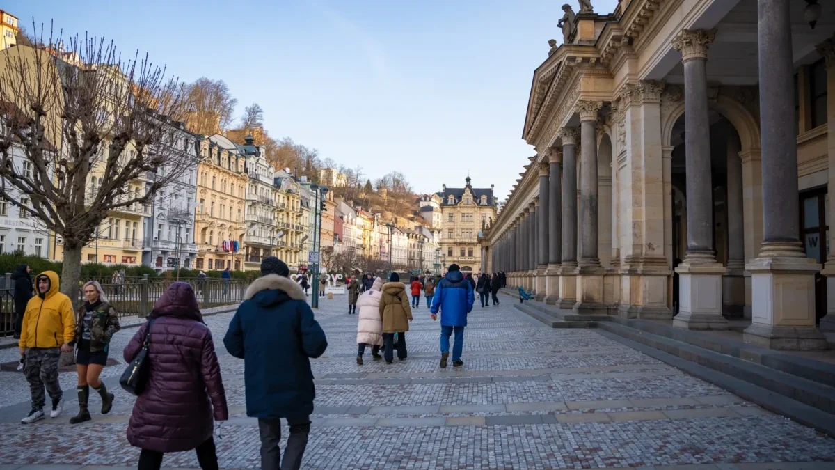 Lidé se procházejí po kolonádě.