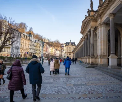 Lidé se procházejí po kolonádě.