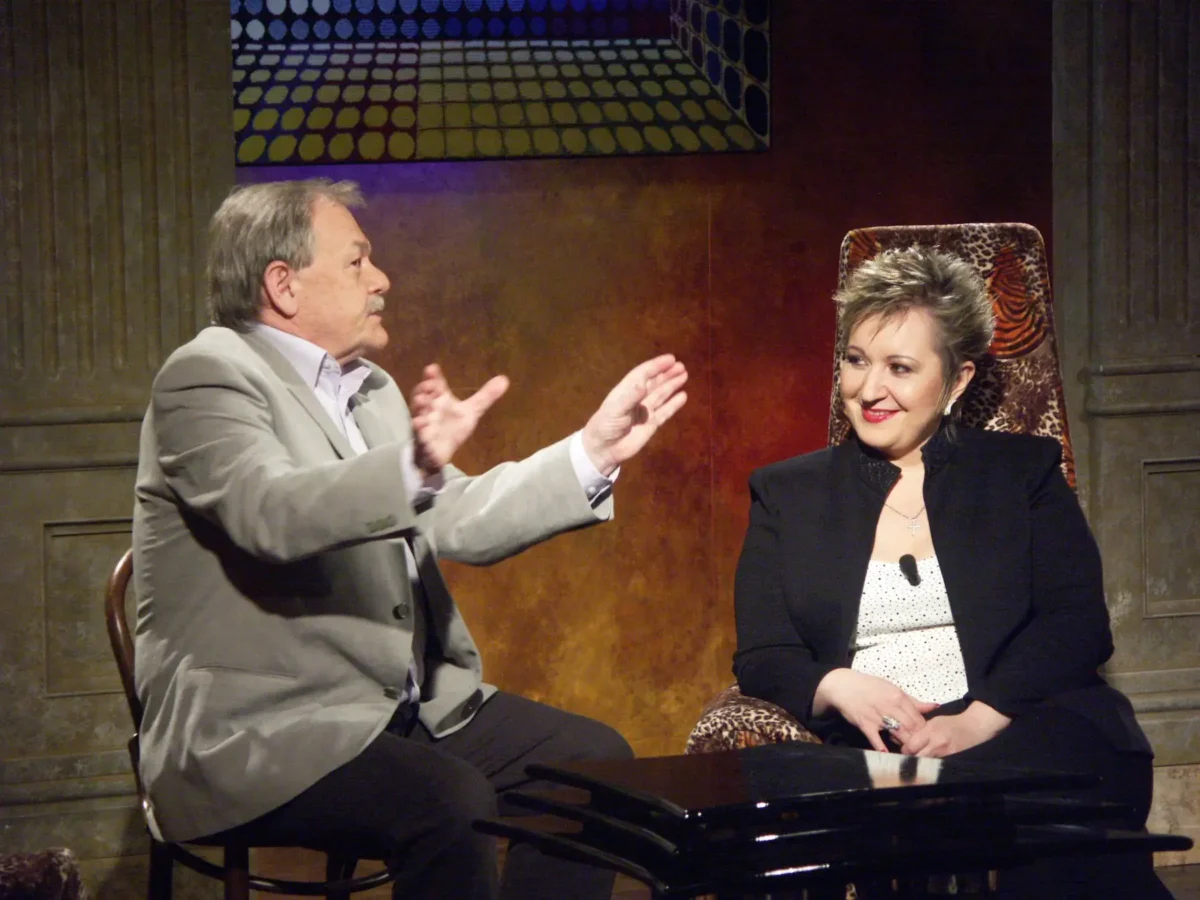 sedící muž mluví se ženou